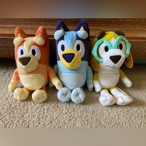 Bingo, Bluey, and Honey from the Bluey show.